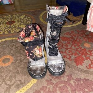 Dr Martens black leather triumph floral lined boot
